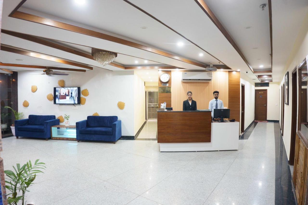 Hotel Vihaan Residency Zirakpur Bagian luar foto